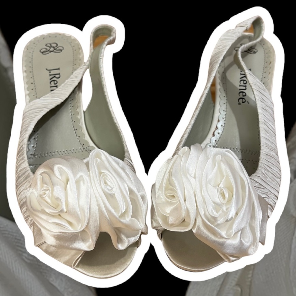 🆕 NWT J.Renee "Accent" White Satin Rosette Low Heel Shoe